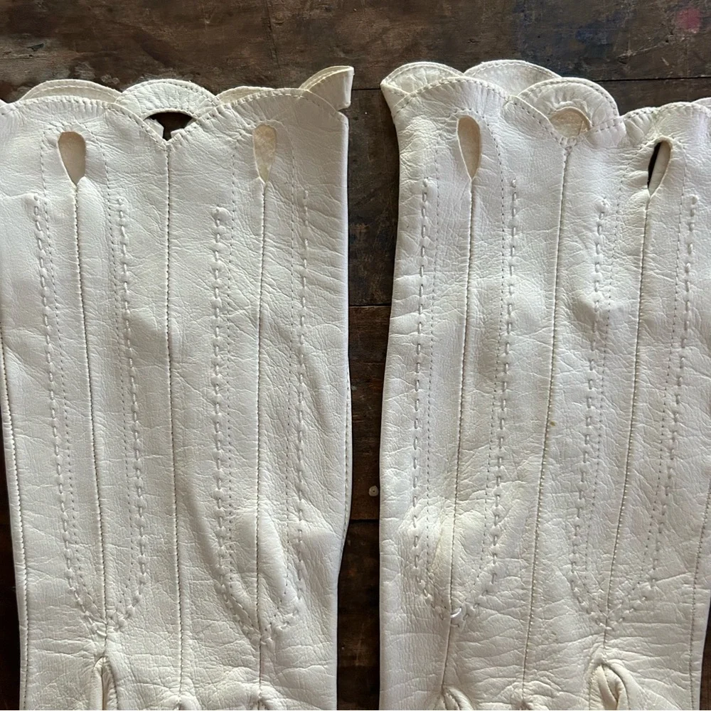 Valentino Garavani Cream Scalloped Leather Gloves